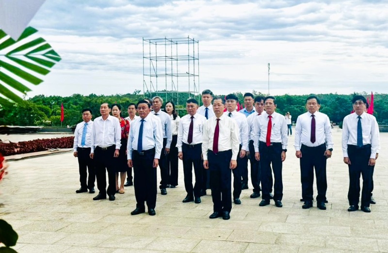 Ong Tran Cam Tu - Uy vien Bo Chinh tri, Thuong truc Ban Bi thu Trung uong Dang (hang dau, bia trai) vieng huong tri an tai Tuong dai Me VNAH, phuong Ban Thach, Da Nang. Anh: Truong An