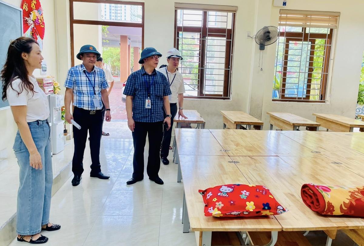 Lanh dao phuong Gia Vien cung kiem tra cong tac chuan bi noi tranh tru bao cho nguoi dan tai Truong Tieu hoc Le Hong Phong. Ảnh: Phuong Gia Vien
