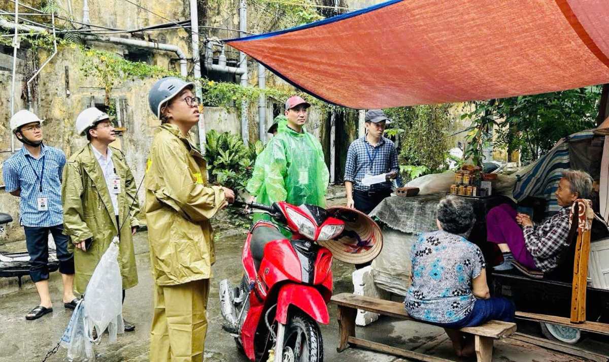 Phuong Gia Vien van dong nguoi dan o cac khu chung cu, nha tap the xuong cap chu dong so tan truoc bao. Ảnh: Phuong Gia Vien