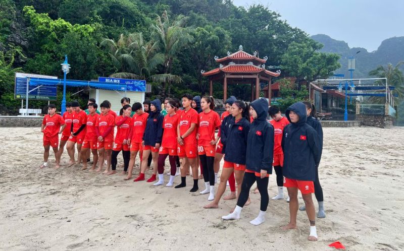 The first training session on the beach in Quang Ninh of the Vietnam women's team had light rain. Photo: VFF