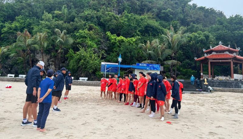 Ban huan luyen dan do cau thu o buoi tap dau tai Quang Ninh. Anh: VFF