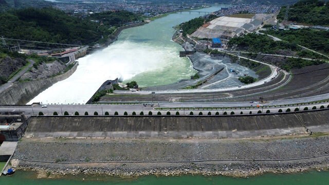 Enfrentando el complicado desarrollo del tifon No. 3 de la wipha, las compañias hidroelectricas han ordenado a todos los departamentos y talleres que respondan las 24/24 h. Foto: Dang Tinh