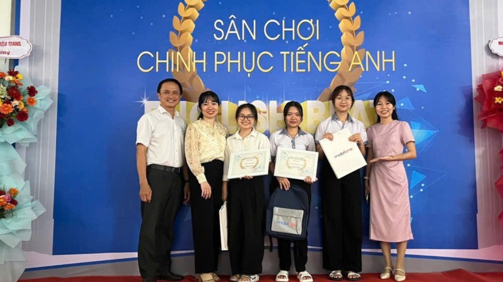 Anh: Nhan vat cung cap.