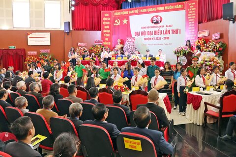 Doan dai bieu dai dien cac tang lop Nhan dan Phuong Cam Ly - Da Lat, tinh Lam Dong chuc mung Dai hoi Dang bo phuong nhiem ky 2025 - 2030. Anh: Nguyet Thu