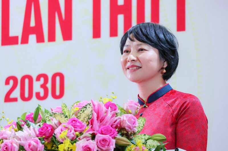Sra. Pham Thi Phuc - Secretaria Adjunta del Comite del Partido Provincial, Presidenta del Comite del Frente de la Paterna de Vietnam de la Provincia de Lam Dong, para dirigir el Congreso del Partido de Cam Ly Ward - Da Lat por el termino 2025 - 2030. Foto: Nguyet Thu Thu Thu Thu Thu