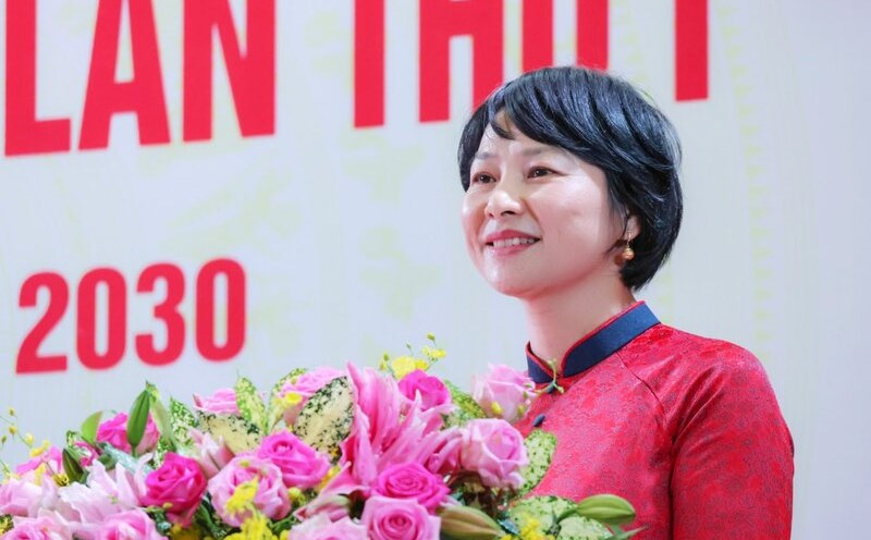 Ms. Pham Thi Phuc - Deputy Secretary of the Provincial Party Committee, Chairwoman of the Vietnam Fatherland Front Committee of Lam Dong province gave a speech directing the Cam Ly - Da Lat Ward Party Congress for the 2025 - 2030 term. Photo: Nguyet Thu