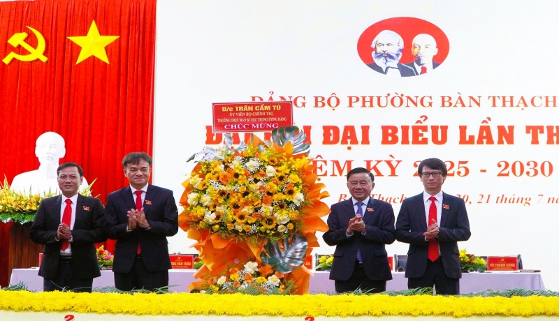 Ong Tran Cam Tu - Uy vien Bo Chinh tri, Thuong truc Ban Bi thu Trung uong Dang chuc mung Dai hoi Dang bo phuong Ban Thach, TP.Da Nang. Anh: Truong An