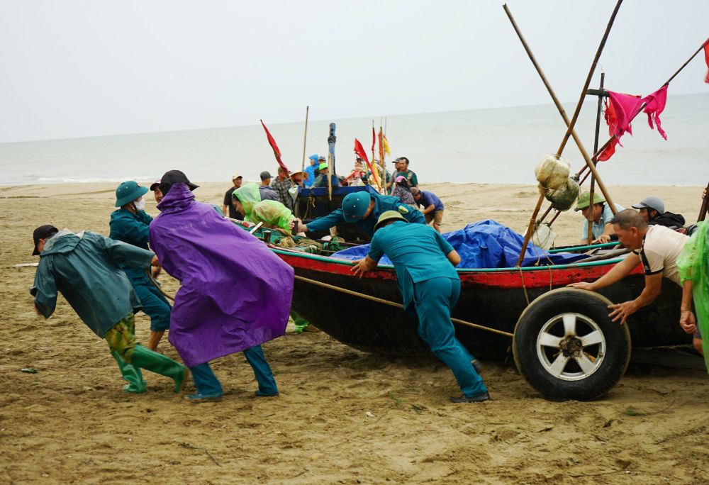 Fishermen in Sam Son sea, Thanh Hoa province urgently brought their boats ashore to avoid storm No. 3. Photo: Quach Du