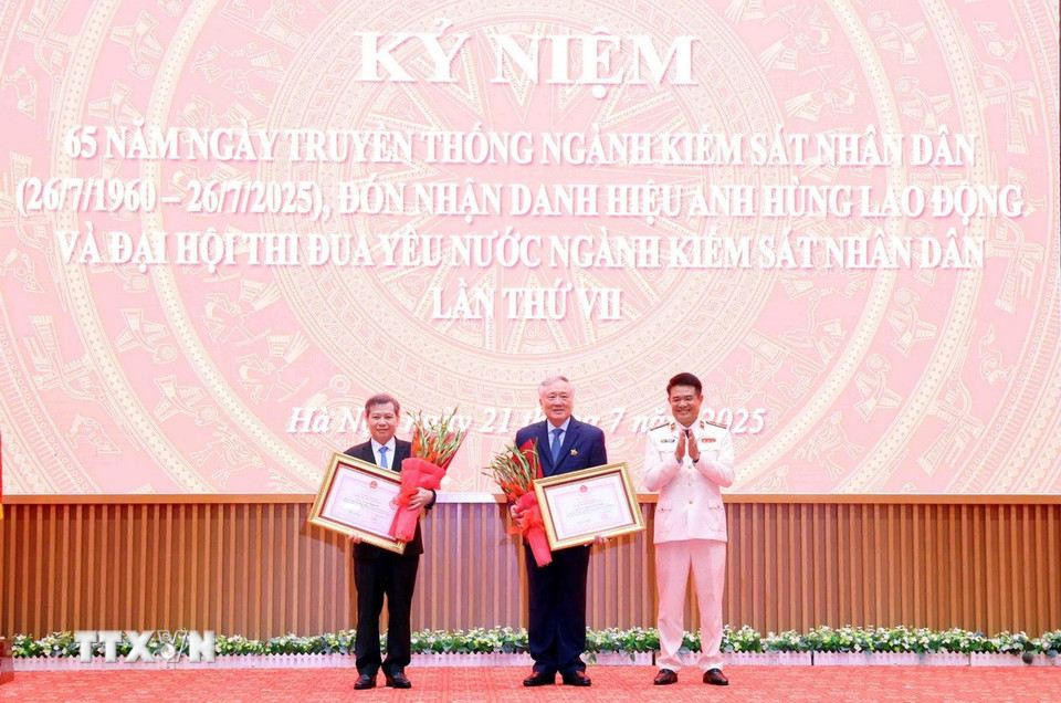 Vien truong Vien Kiem sat nhan dan toi cao Nguyen Huy Tien trao Ky niem chuong “Vi su nghiep Kiem sat” tang Pho Thu tuong Thuong truc Chinh phu Nguyen Hoa Binh va Chanh an Toa an nhan dan toi cao Le Minh Tri. Anh: TTXVN