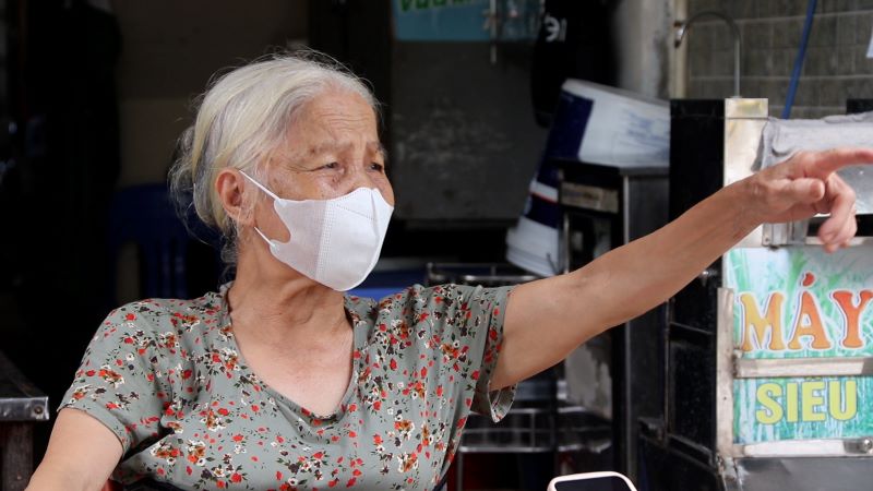 Living on the polluted Nhue River "When going to bed, you have to wear a mask". Photo: Nguyen Linh