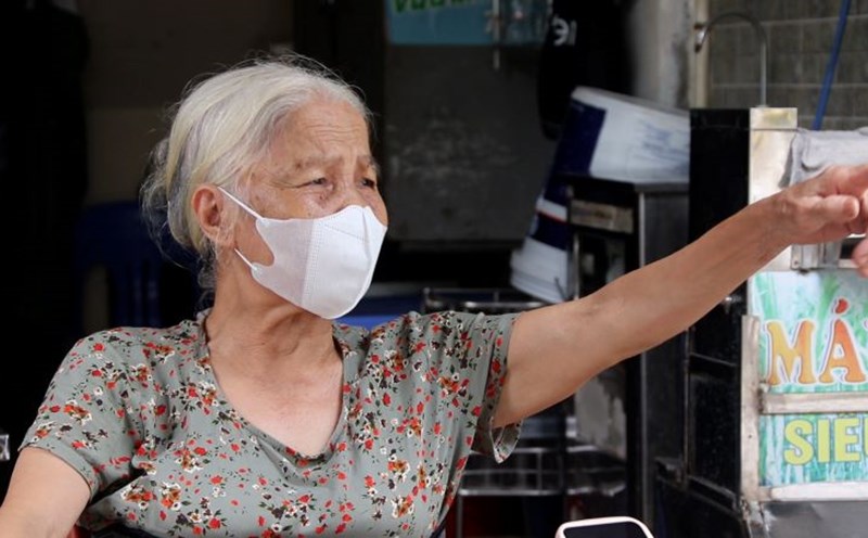 Living on the polluted Nhue River "When going to bed, you have to wear a mask". Photo: Nguyen Linh