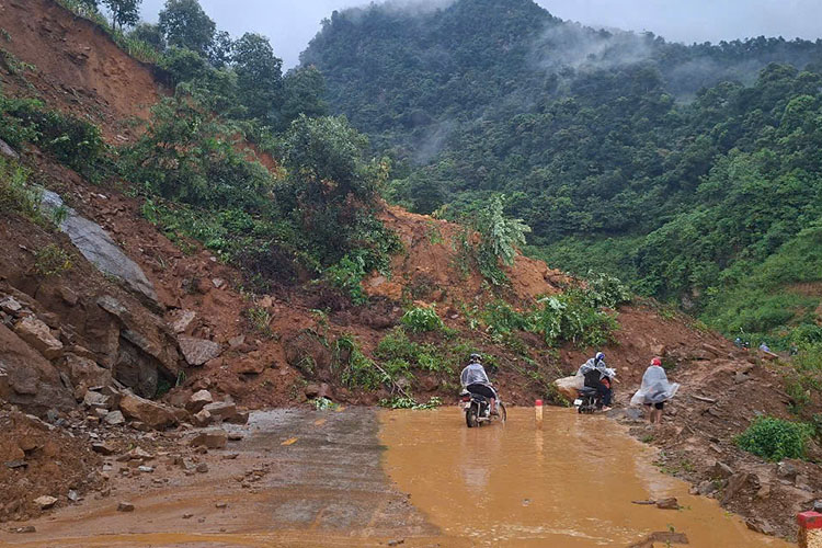 地すべりは、ディエン・ビエン州のシン・フィニ・コミューンで、KM15+650州道140号で交通渋滞を引き起こします。写真：道路共同株式会社226
