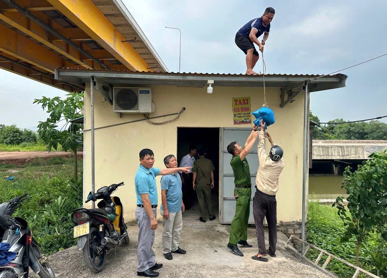 Thuy Nguyen Ward警察は、人々が嵐を防ぎ、戦うのを助けました。写真：ハイホン市警察