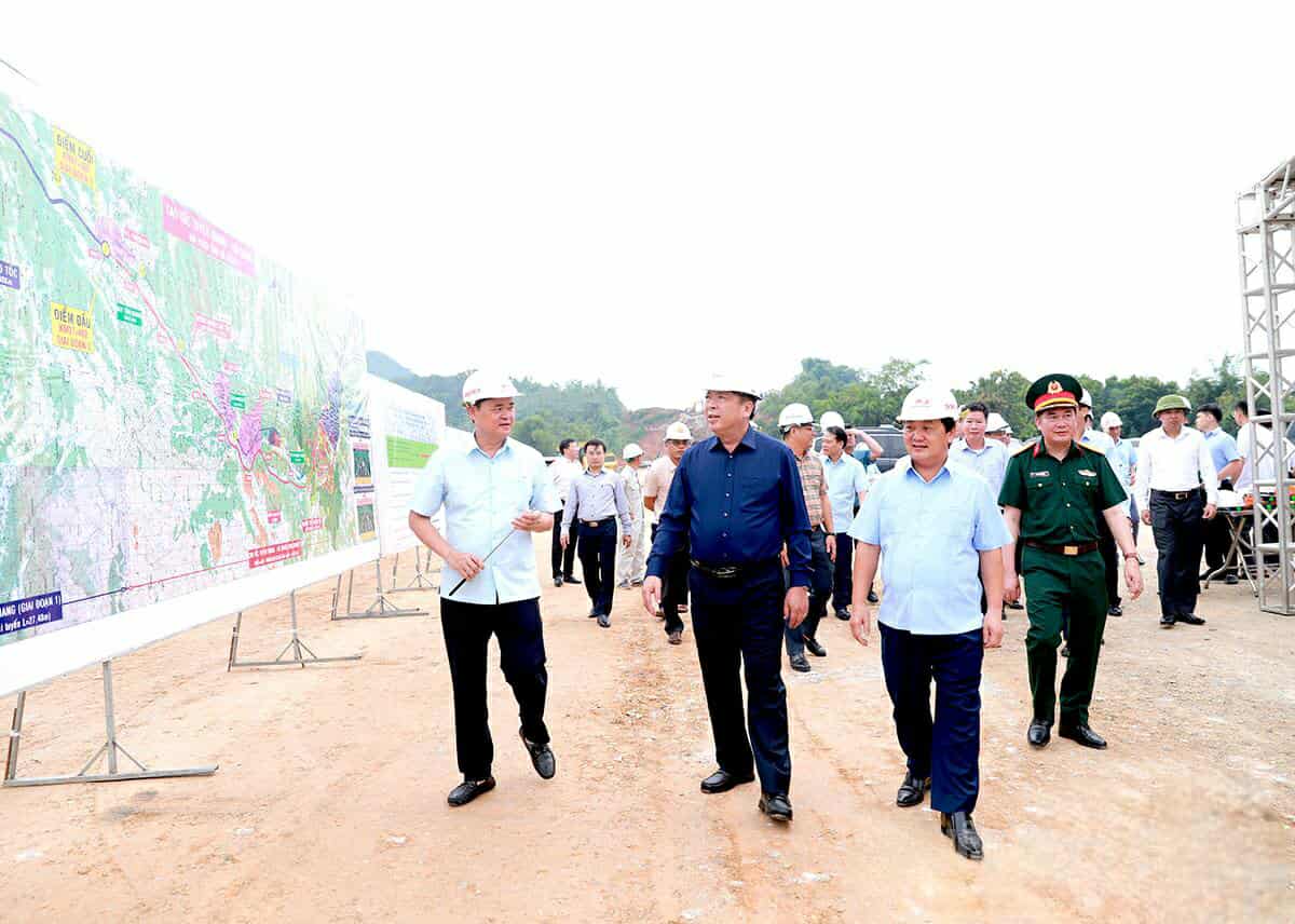 Bo truong Tran Hong Minh va Bi thu Tinh uy Hau A Lenh kiem tra tien do du an cao toc Tuyen Quang - Ha Giang. Anh: Duy Tuan