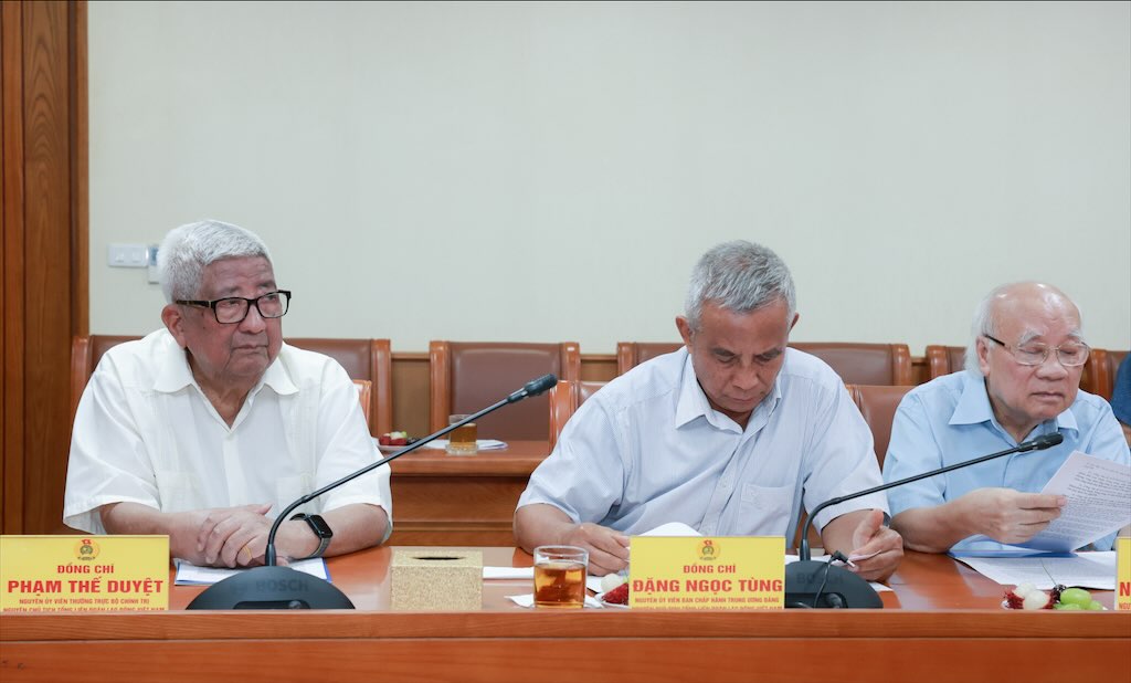 Cac ong: Pham The Duyet, Dang Ngoc Tung, Nguyen An Luong (tu trai sang). Anh: Hai Nguyen