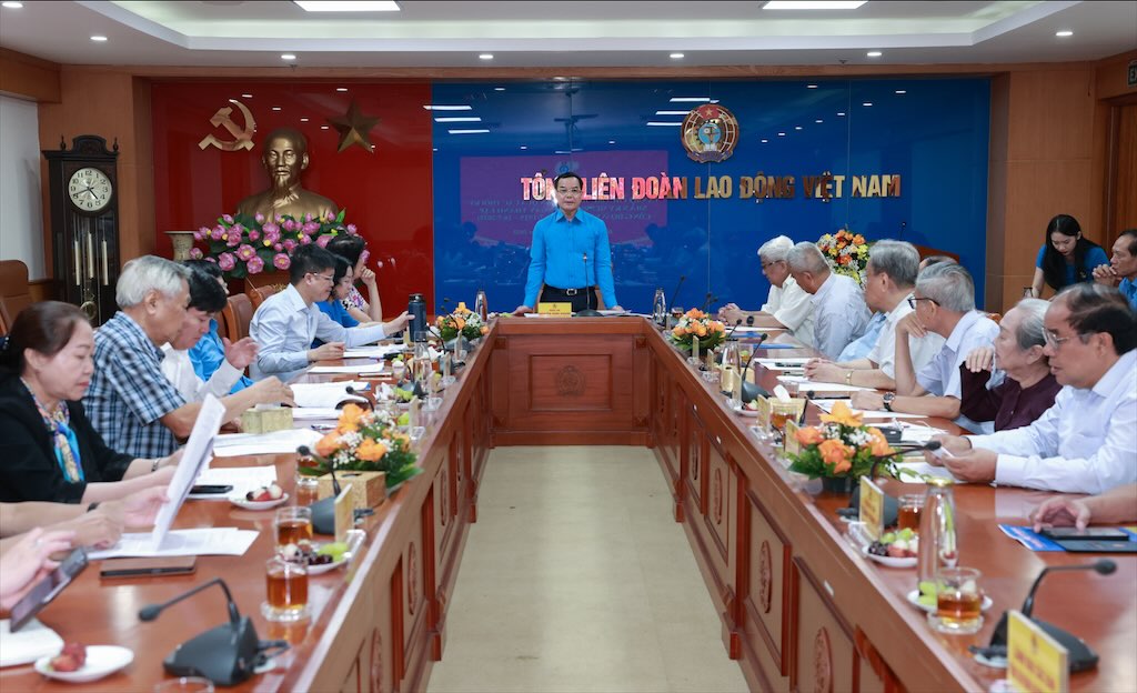 응우옌딘캉 중앙당 위원 베트남 조국전선 부위원장 베트남 노동총연맹 위원장이 역대 노동조합 주요 간부들과 간담회를 주재했습니다. 사진: 하이응우옌