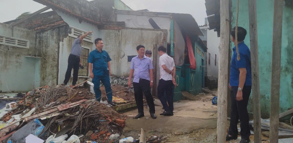 Phu Quoc Special Zoneの人民委員会の議長と代表団は、自然災害によって被害を受けた世帯を訪問し、支援しました。写真：Phu Quoc Special Zone