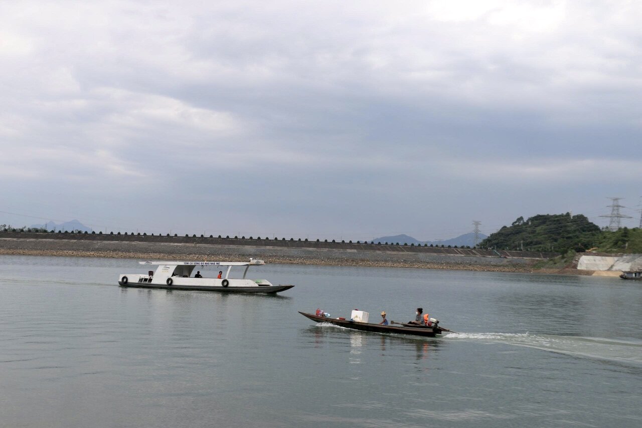 Cac tau, thuyen tren long ho Hoa Binh di chuyen ve bo theo cong van chi dao cua chinh quyen dia phuong de bao dam an toan truoc bao so 3. Anh: Hai Dang