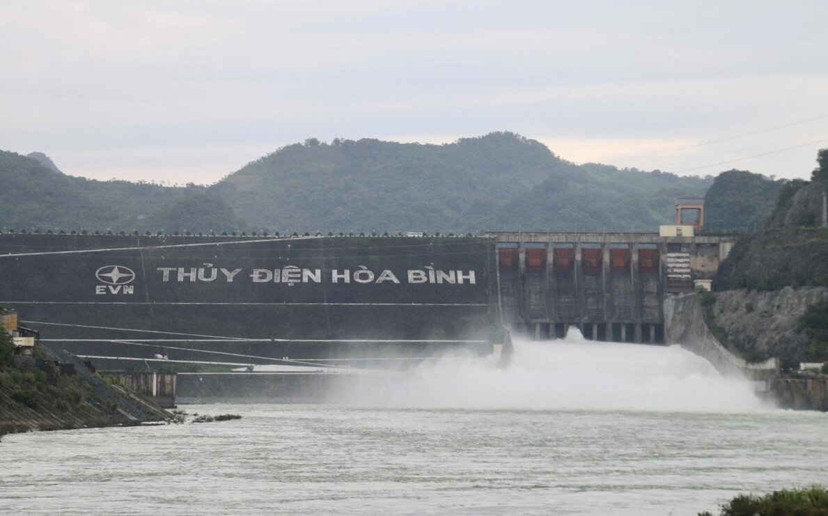Cong ty Thuy dien Hoa Binh dang duy tri mo 1 cua xa lu. Anh: Hai Dang