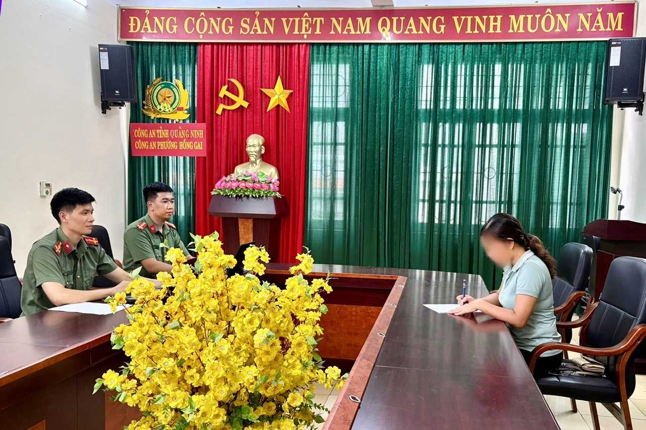 Công dân N.H.A.T làm việc tại cơ quan Công an. Ảnh: Công an tỉnh Quảng Ninh