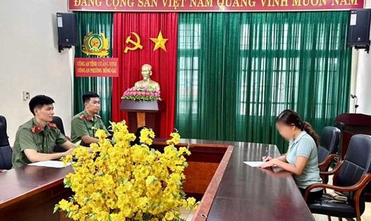 Công dân N.H.A.T làm việc tại cơ quan Công an. Ảnh: Công an tỉnh Quảng Ninh