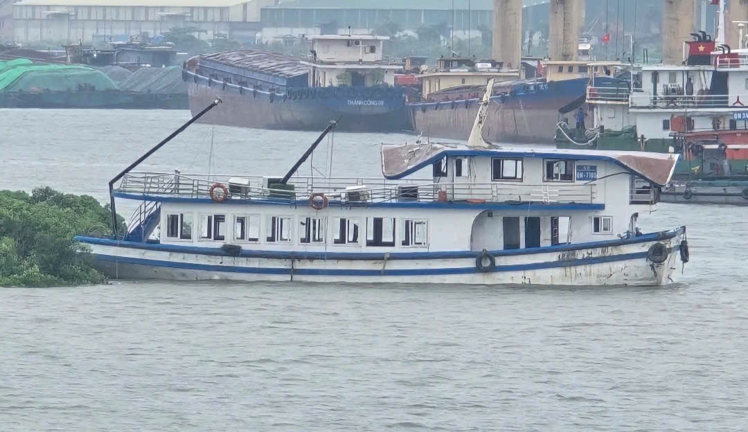 QN-7105観光船は現在、Cua Luc湾地域にあります。写真:Tran Ngoc Duy