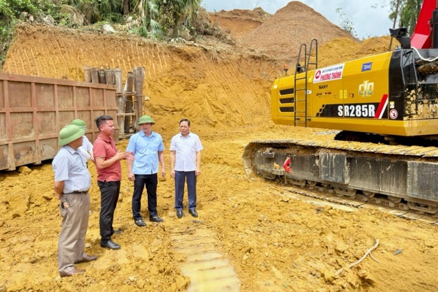 Lanh dao Trung tam Quy dat tinh kiem tra mat bang du an cao toc. Anh: Ha Luong.