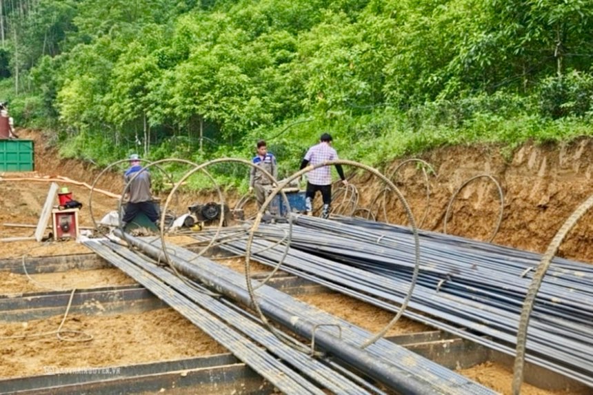 Nha thau gap rut trien khai thi cong du an lam cao toc. Anh: Phuong Thao.