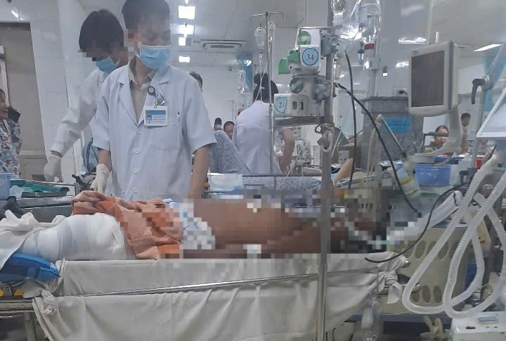 Nam thanh nien dang con hon me dang duoc cap cuu. Anh: nguoi nha cung cap