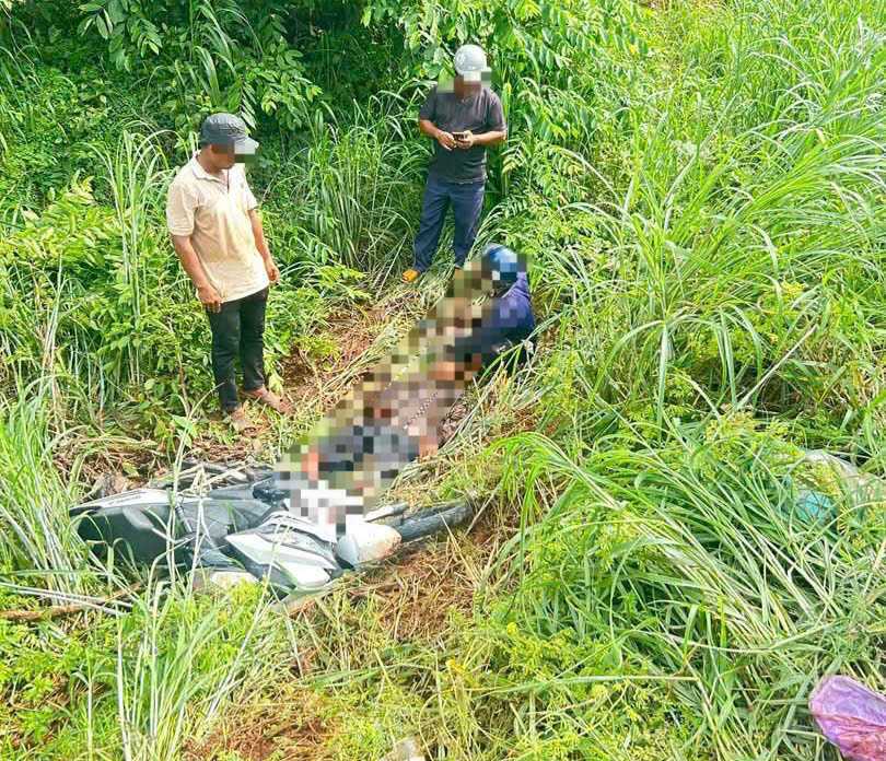 The young man who has been missing for 4 days was found lying motionless next to the motorbike. Photo: Provided by readers