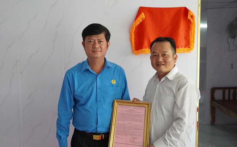 Vice Chairman of the Vietnam Fatherland Front Committee of the province, Chairman of the Tay NInh Provincial Labor Federation - Tran Le Duy (left) presented the decision to award the "Union Shelter" to Mr. Vo Ngoc Thuong. Photo: Tay Ninh Provincial Federation of Labor