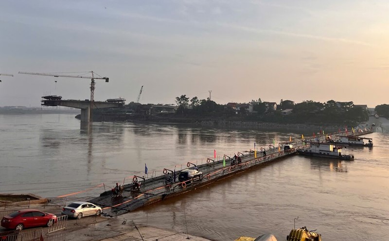 Brigade 249 - Engineering Corps will cut Phong Chau pontoon bridge from 7:00 p.m. on July 21. Photo: Provided by the unit.
