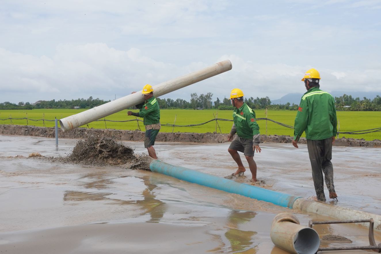 Thiet bi may moc cung cong nhan thi cong cao toc. Anh: Ta Quang