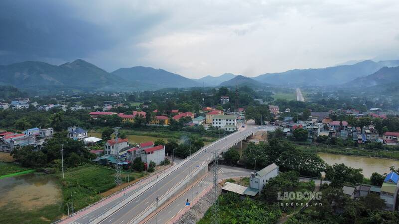 Pho Day River overpass connecting to National Highway 37. Photo: Lam Thanh