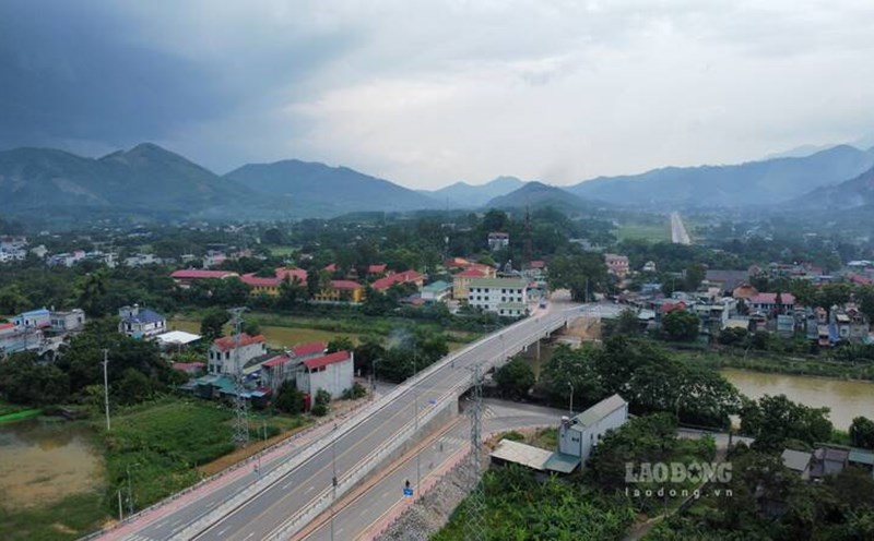 Pho Day River overpass connecting to National Highway 37. Photo: Lam Thanh