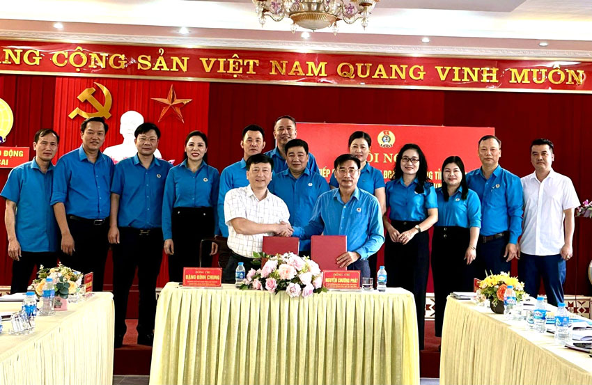 Ong Dang Dinh Chung – nguyen Chu tich LDLD tinh Lao Cai va ong Nguyen Chuong Phat – Chu tich LDLD tinh Lao Cai ky bien ban giao nhan. Anh: Manh Hung 