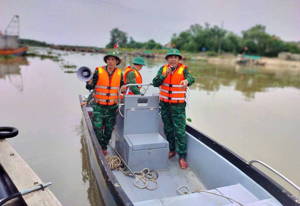 Bo doi Bien phong Nghe An tuyen truyen ngu dan chap hanh quy dinh dam bao an toan phong tranh bao so 3. Anh: H. Thuong.