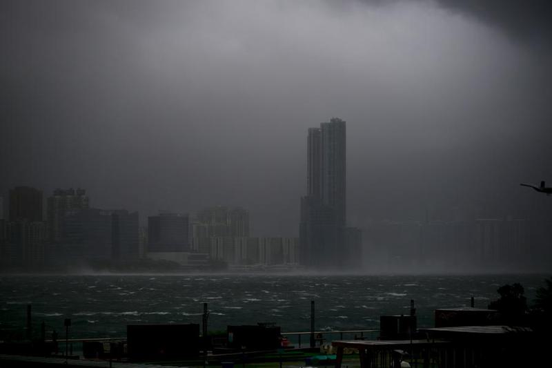 Khung canh o cang Victoria, Hong Kong (Trung Quoc) ngay 20.7. Anh: Xinhua 