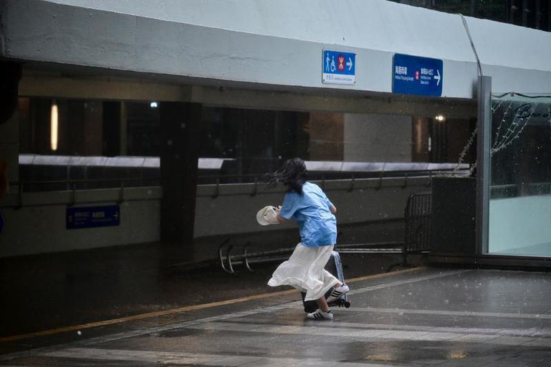 Mua lon va gio manh duoc ghi nhan o Hong Kong (Trung Quoc) trong bao Wipha. Anh: Xinhua 