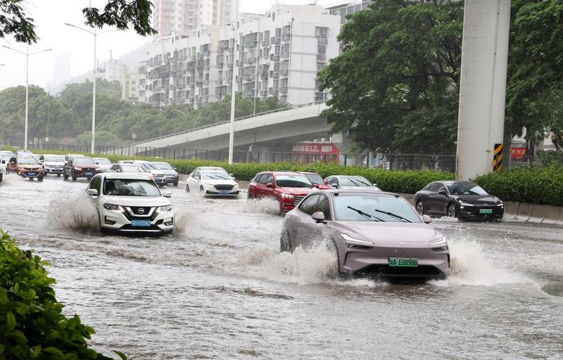 Cac phuong tien di qua khu vuc bi ngap lut o Tham Quyen, tinh Quang Dong, mien nam Trung Quoc ngay 20.7. Anh: Xinhua