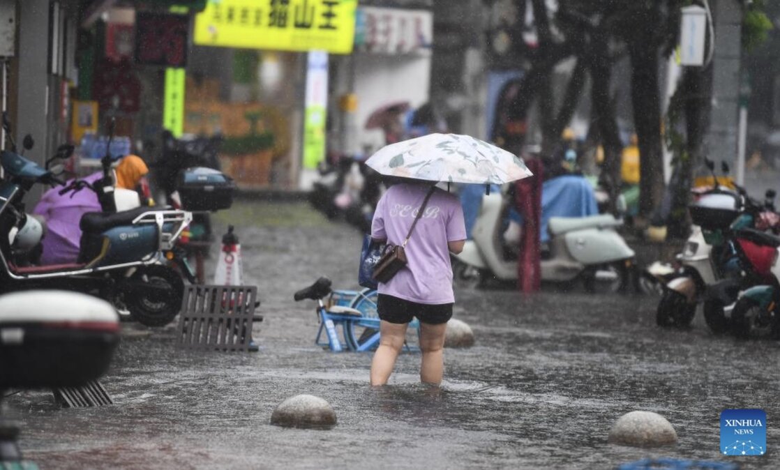 Sau khi tac dong manh toi thoi tiet Trung Quoc, bao Wipha dang huong ve Viet Nam. Anh: Xinhua 