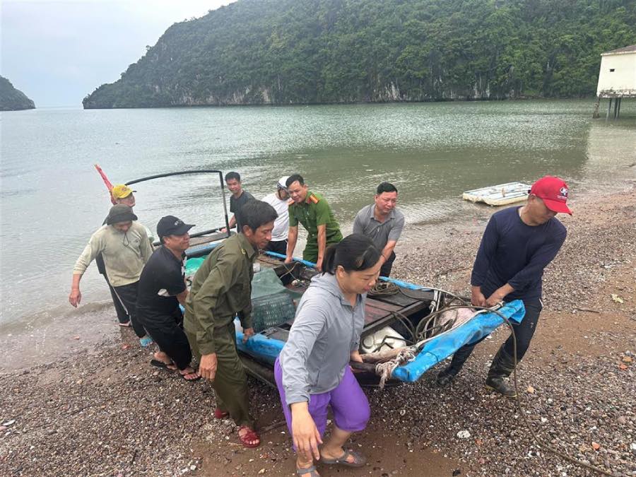 Cat Hai Special Forces Police, Hai Phong City and functional forces support people in moving their assets to a safe place. Photo: Ministry of Public Security