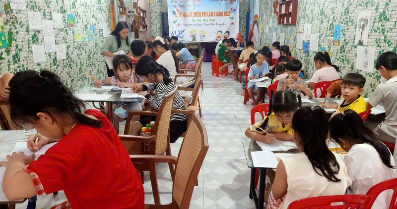 ホアビンコミューンの無料サマースクールは、保護者がLao Dong新聞のビデオを見た後にオープンしました。写真:Hoang Loc