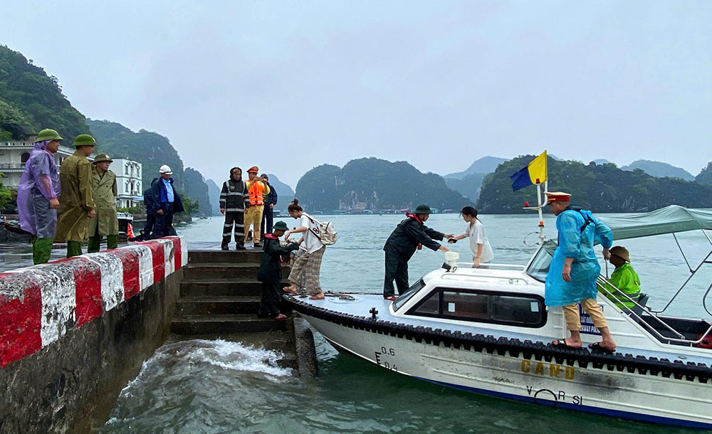 Hai Phong di doi khach du lich tai cac dao ve noi tranh tru an toan. Anh: Xuan Thuy