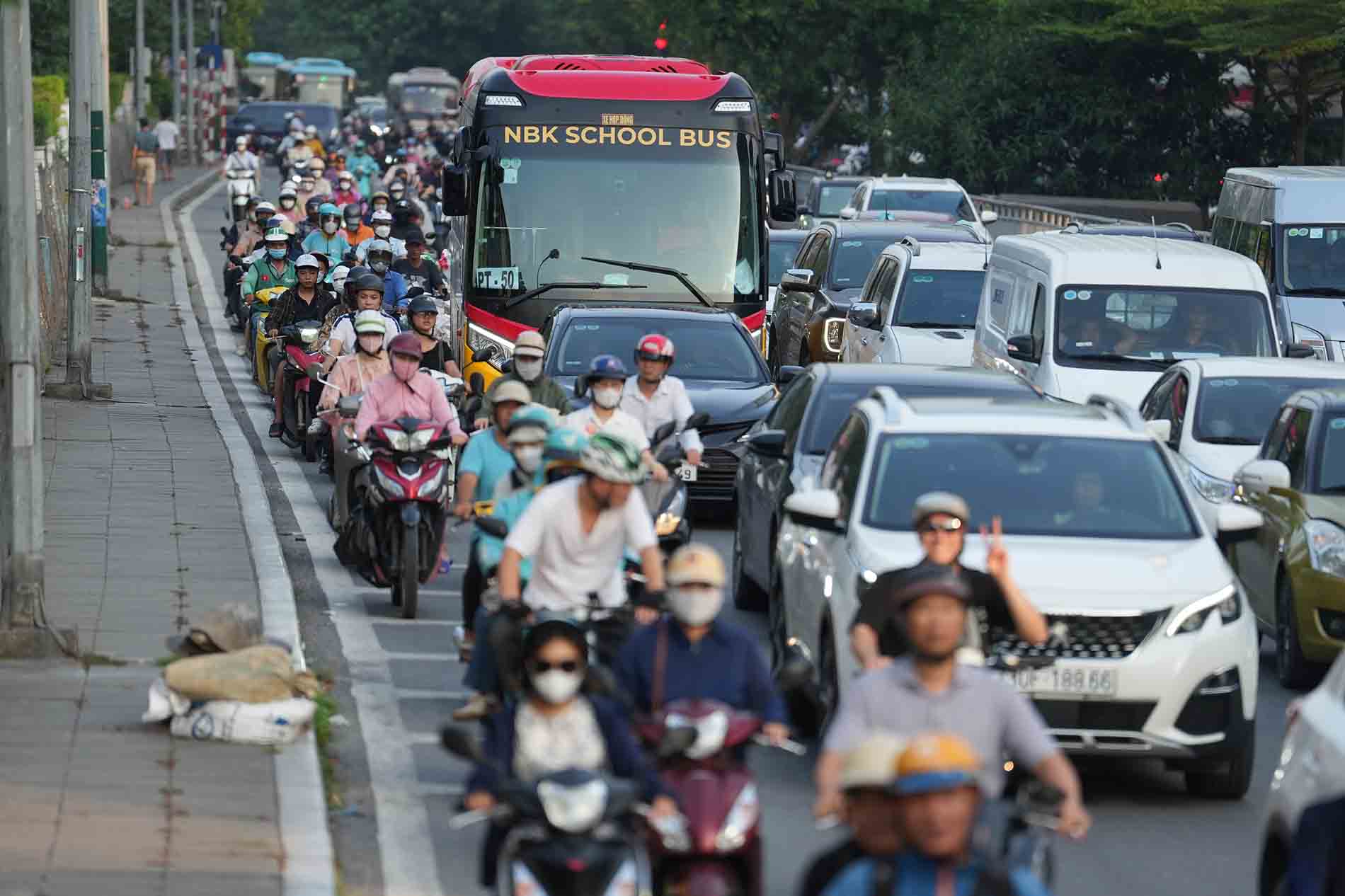 Vehicles traveling on Hanoi Ring Road 1, mid-July afternoon. Photo: Song Huu