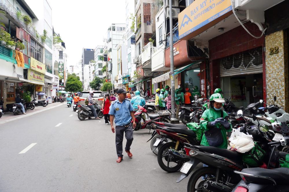 The sidewalk is "stuck", Ho Chi Minh City will handle it strictly, proposing to install surveillance cameras.