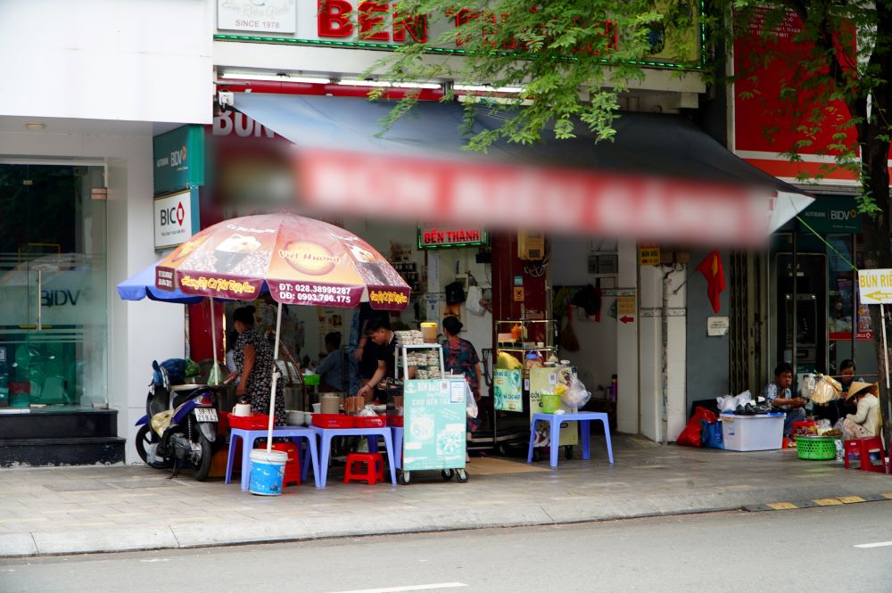 Mot so quan an du da co khong gian an uong cho khach hang trong nha nhung van bo tri them ban ghe o ngoai via he, lan chiem khong gian. Anh: Ngoc Anh