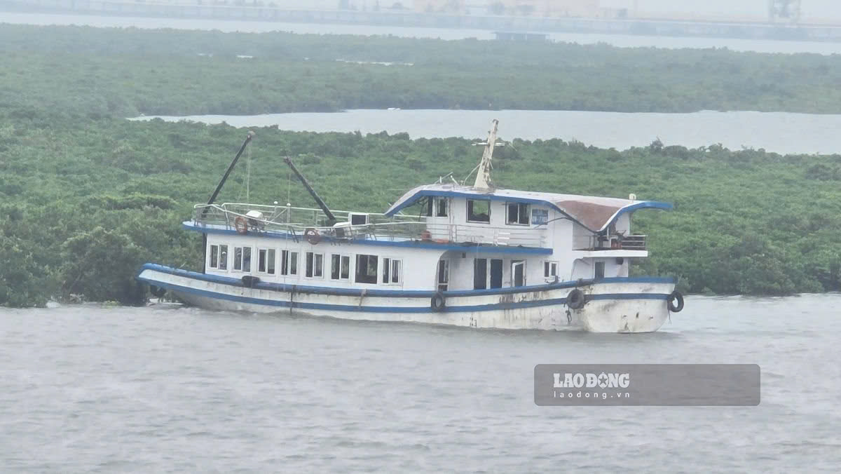 Tau Vinh Xanh 58 da duoc truc vot ve neo dau tai khu vuc truoc Nha may dong tau Ha Long. Anh: Ngoc Duy