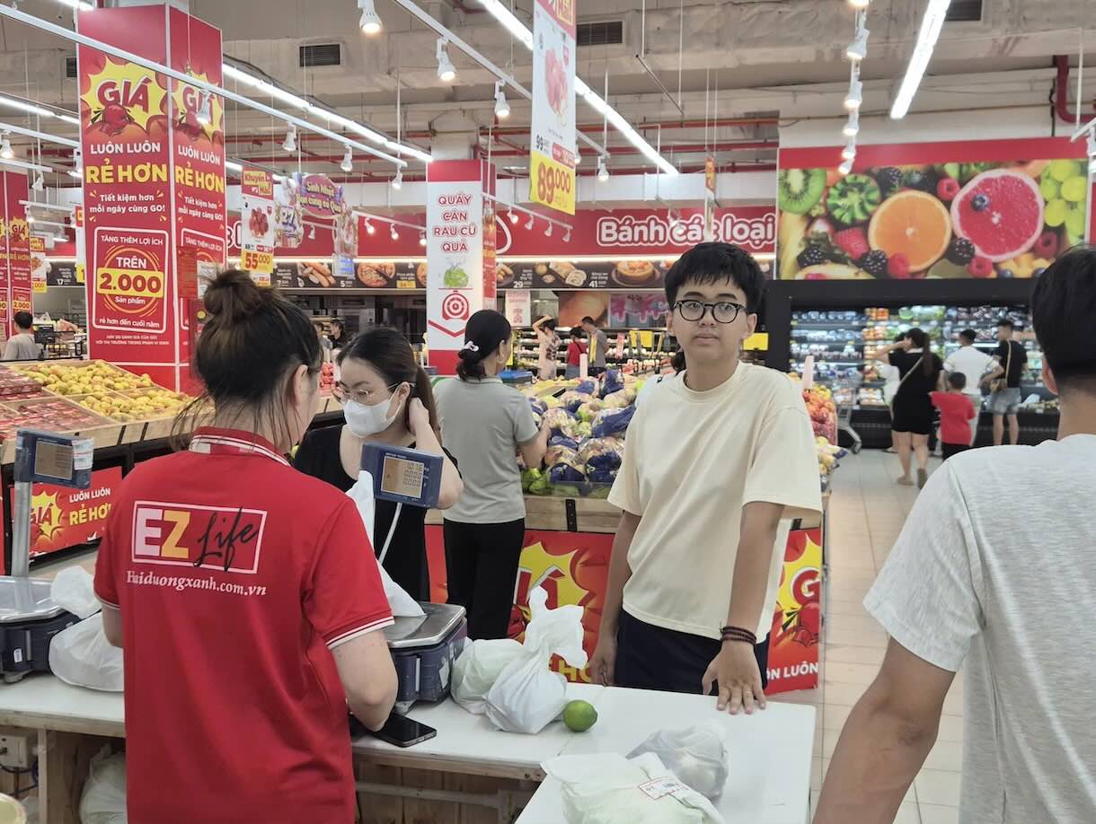 Tai nhieu khu cho va sieu thi tren dia ban Ha Noi, khong khi mua ban van dien ra binh thuong, khong co canh chen lan tich tru thuc pham nhu nhung nam truoc. Anh: Phan Anh