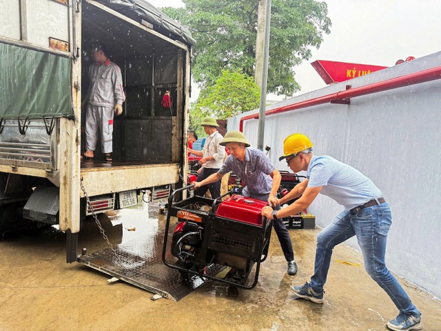 ハイフォンのViettel技術者が発電機を発電所に輸送し、台風3号に対応。写真:Viettel提供